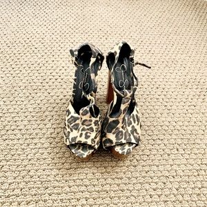 Leopard platform shoe